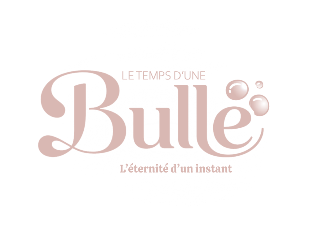 Logo Le Temps d'une Bulle en version rose poudré sur un nuage de vapeur avec le slogan "L'éternité d'un instant"
